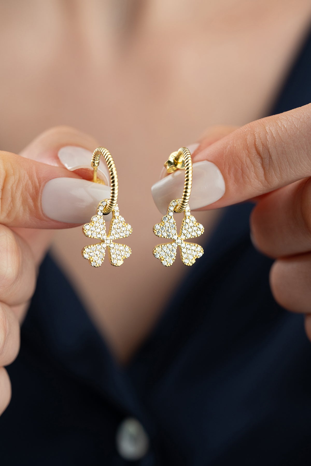 Boucles d'oreilles avec des calculs avec des pierres