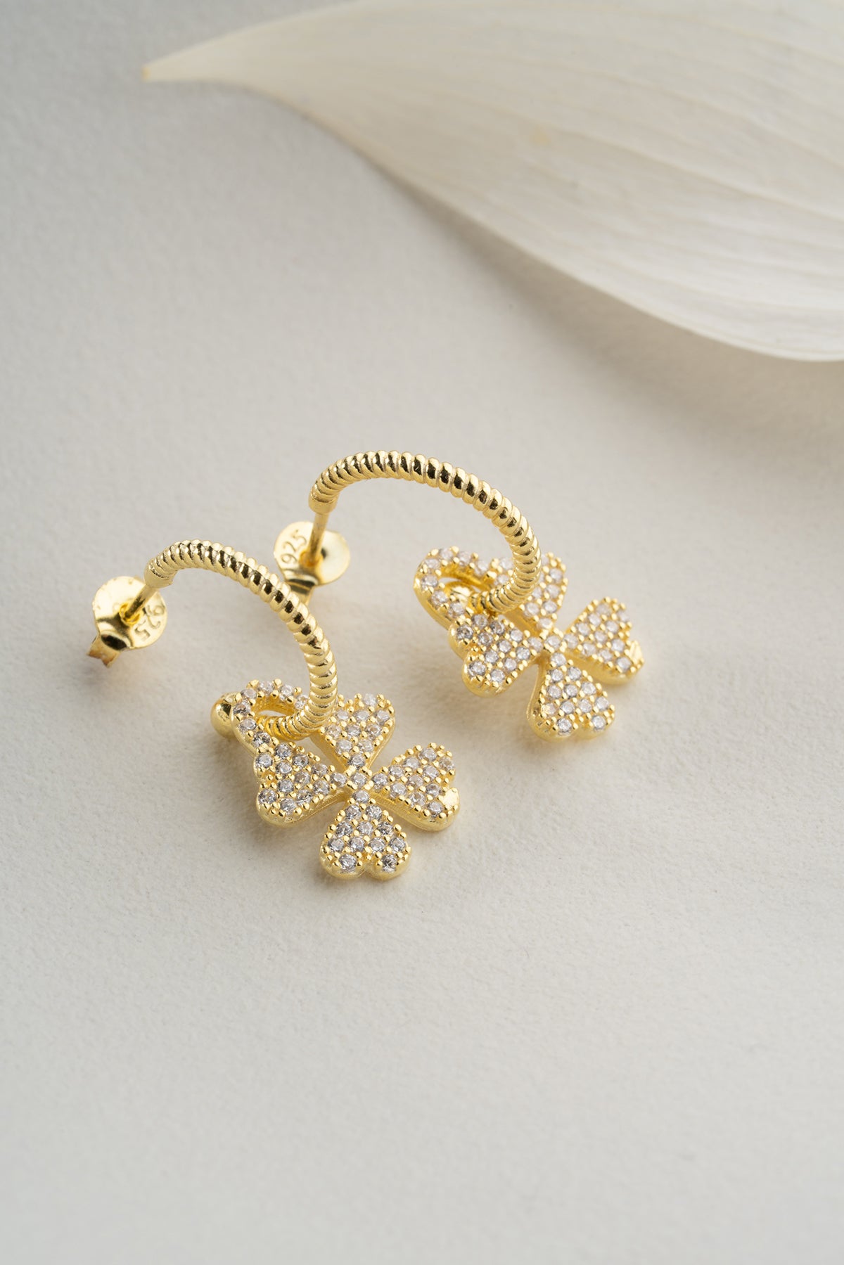 Boucles d'oreilles avec des calculs avec des pierres