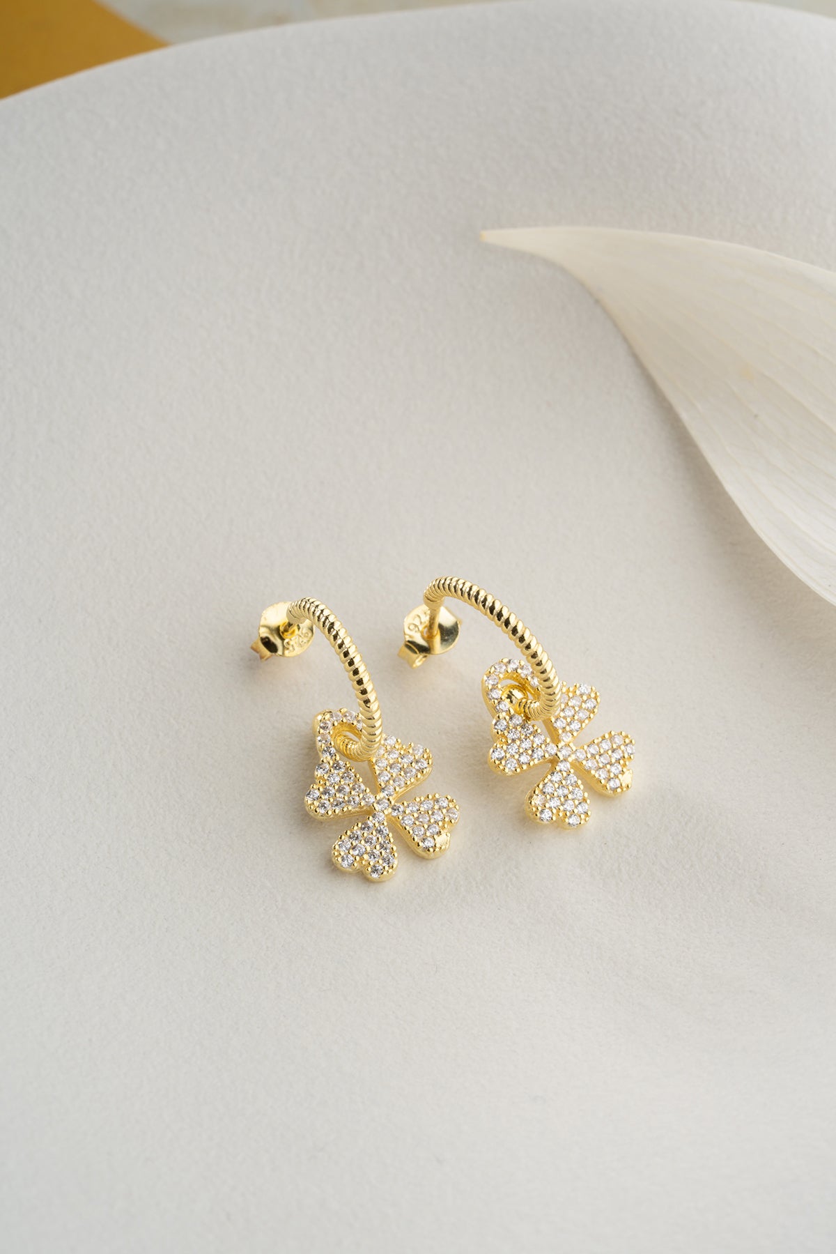 Boucles d'oreilles avec des calculs avec des pierres