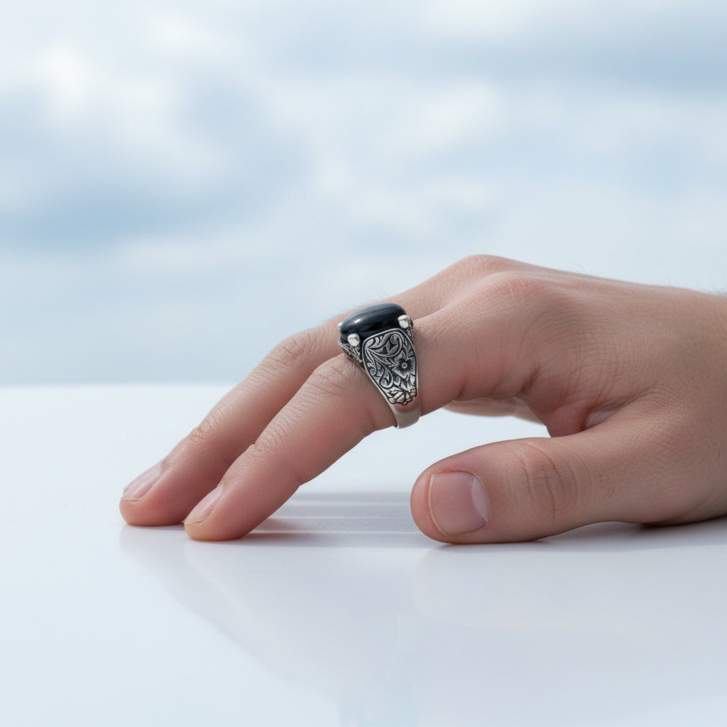 Anneau des hommes argentés avec onyx