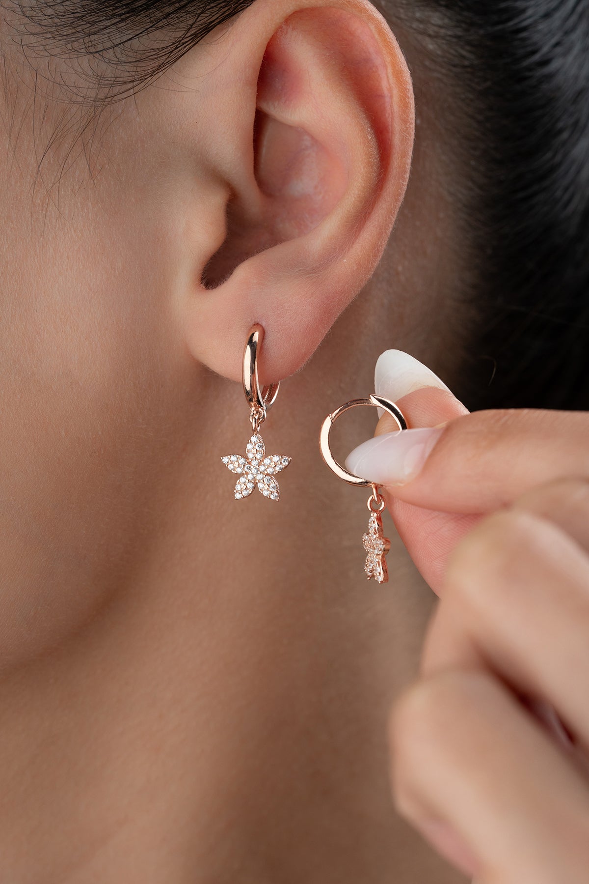 Boucles d'oreilles couleur or rose avec pendentif fleur