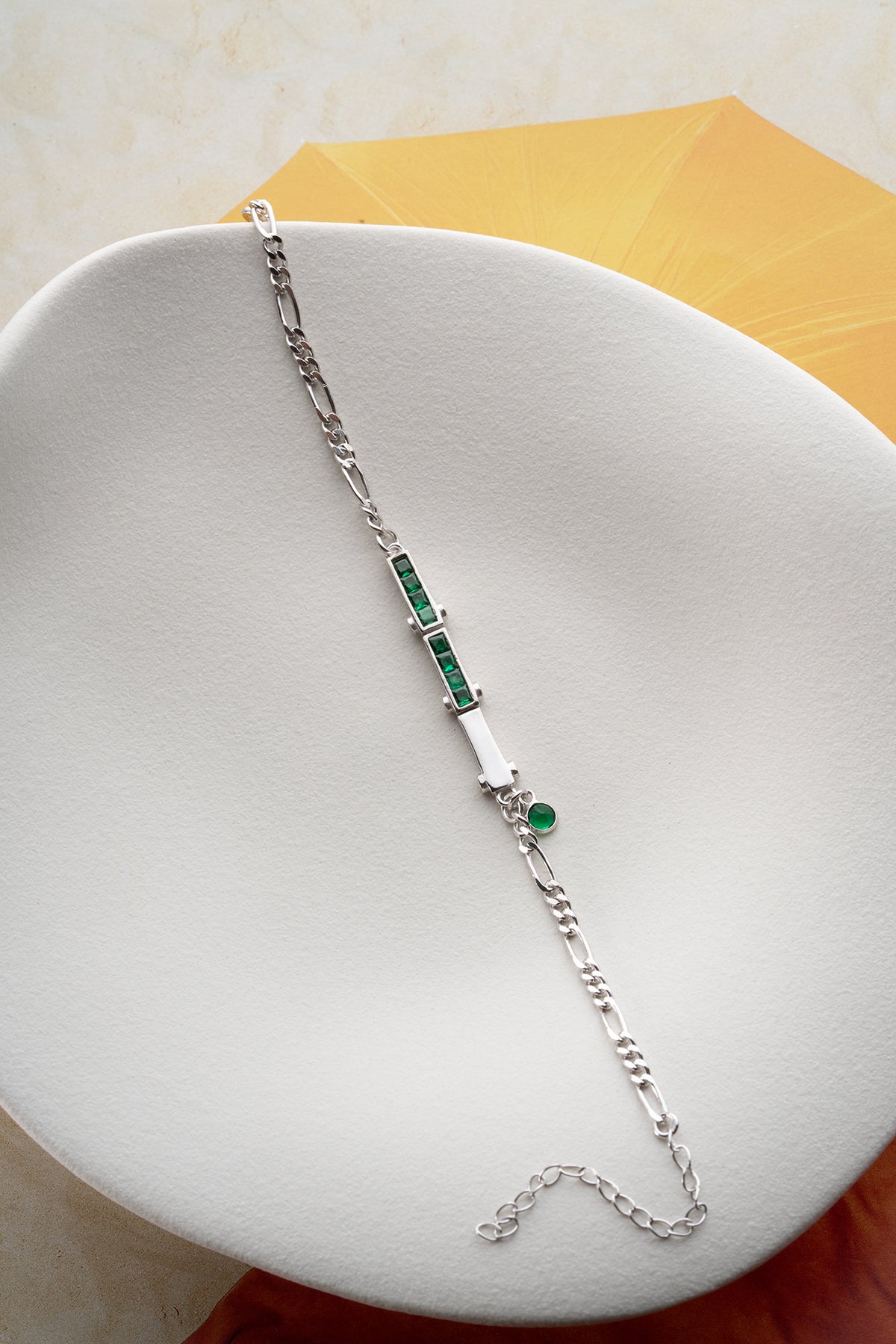 Bracelet en argent avec des pierres vertes et une conception de chaîne fine