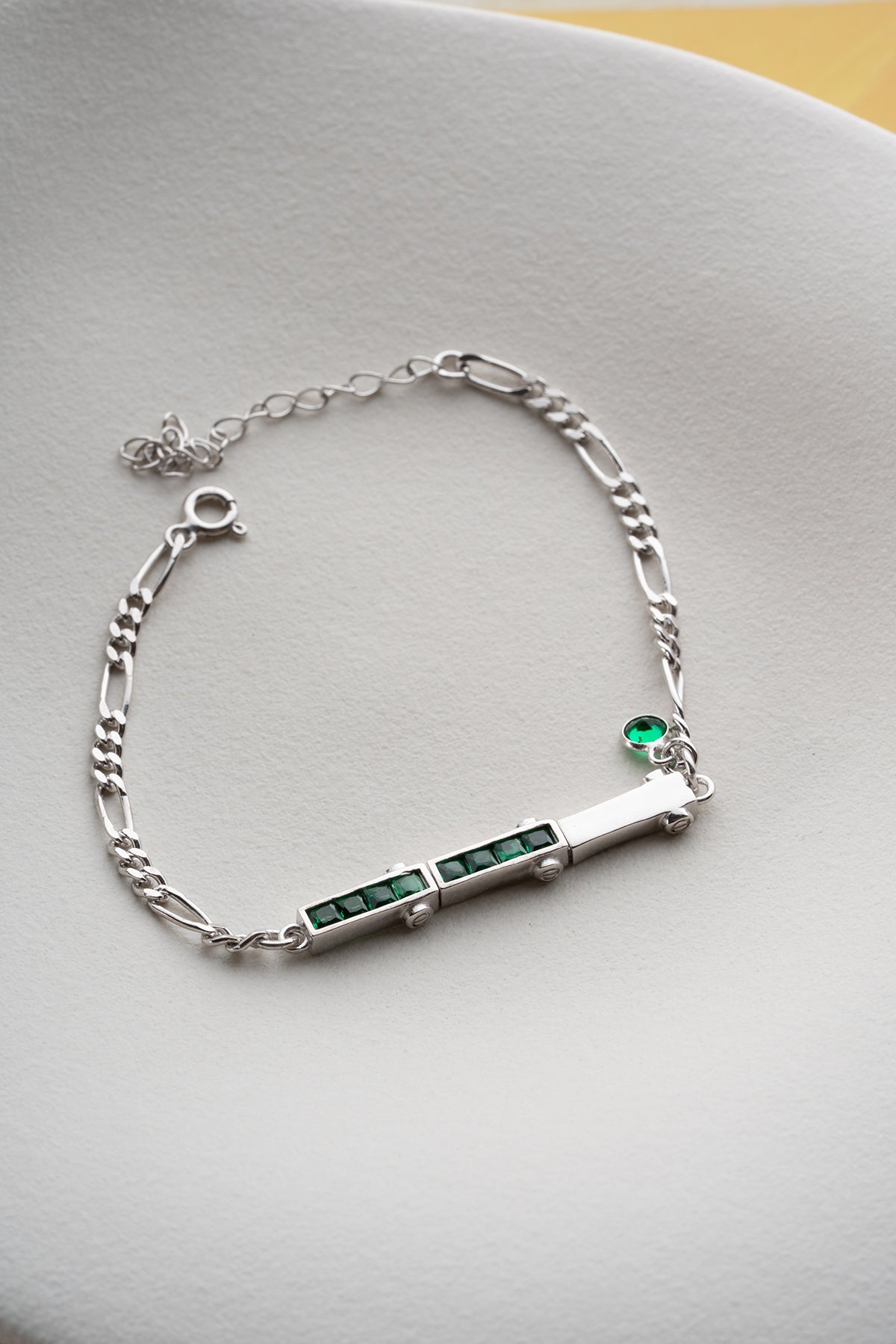 Bracelet en argent avec des pierres vertes et une conception de chaîne fine