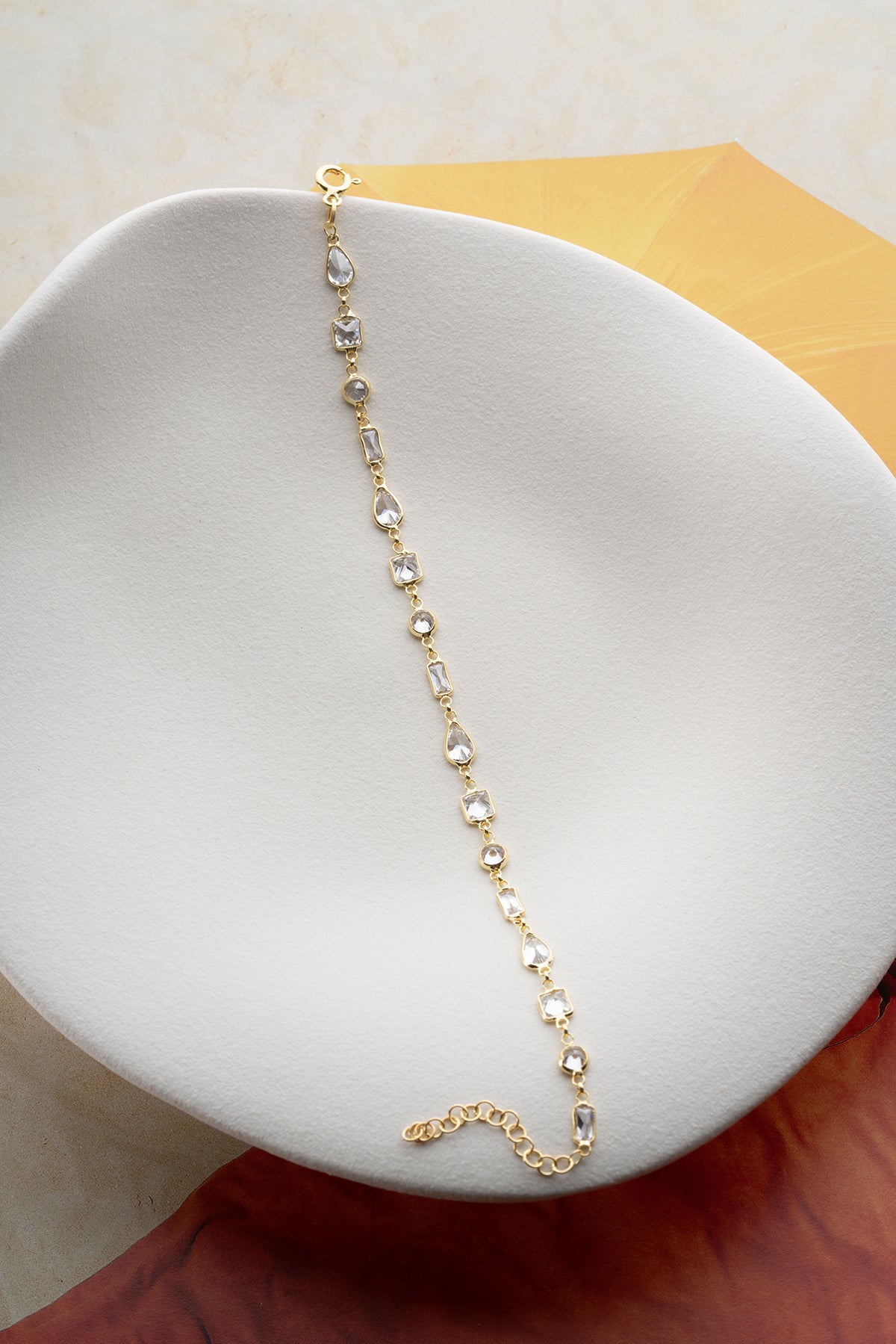 Bracelet doré avec des pierres géométriques