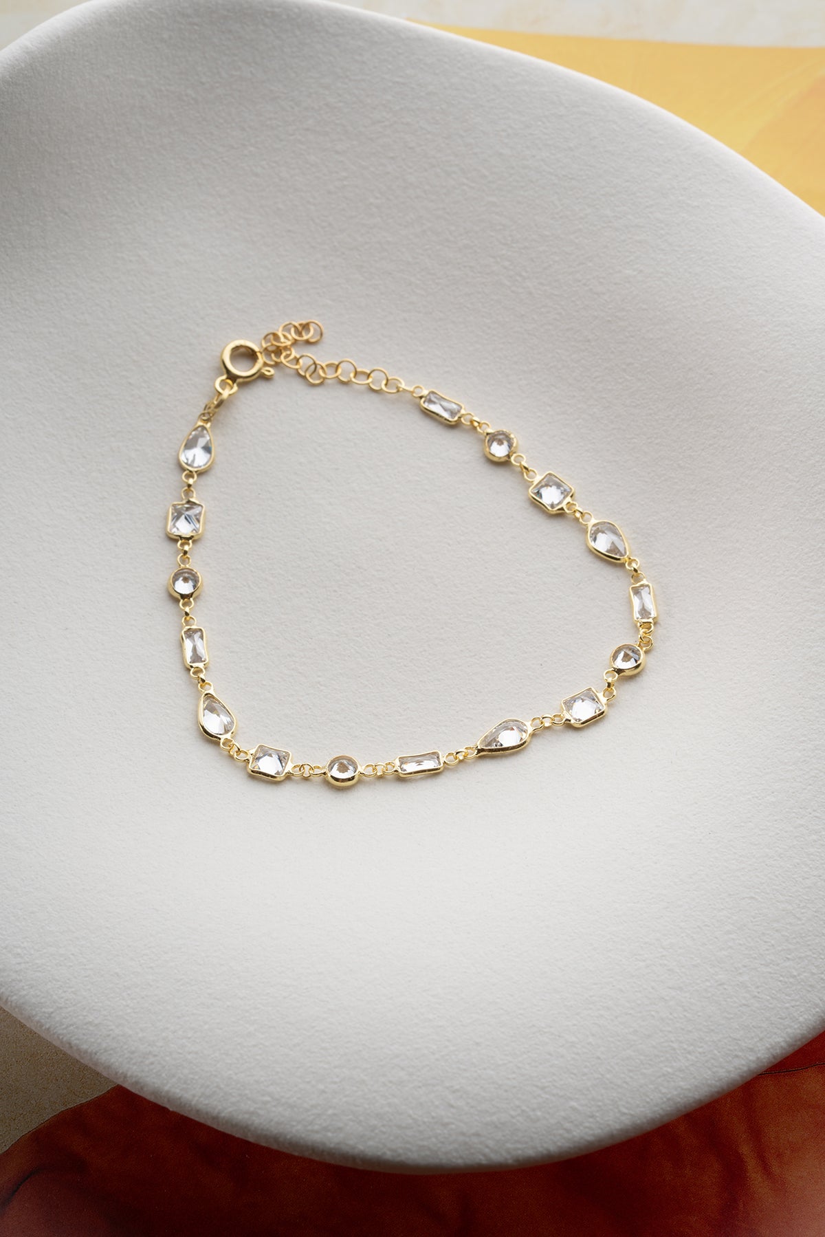 Bracelet doré avec des pierres géométriques