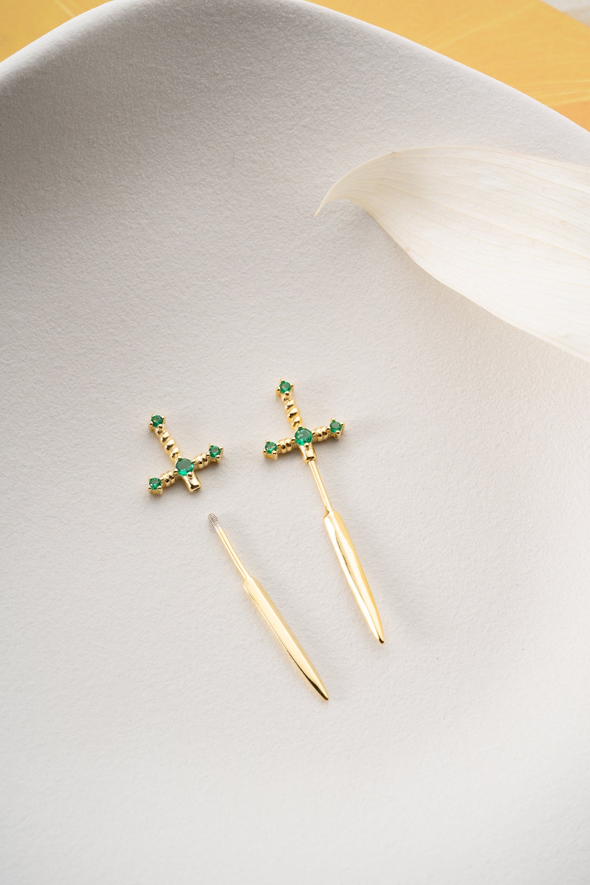 Boucle d'oreille d'épée en pierre verte - design minimaliste