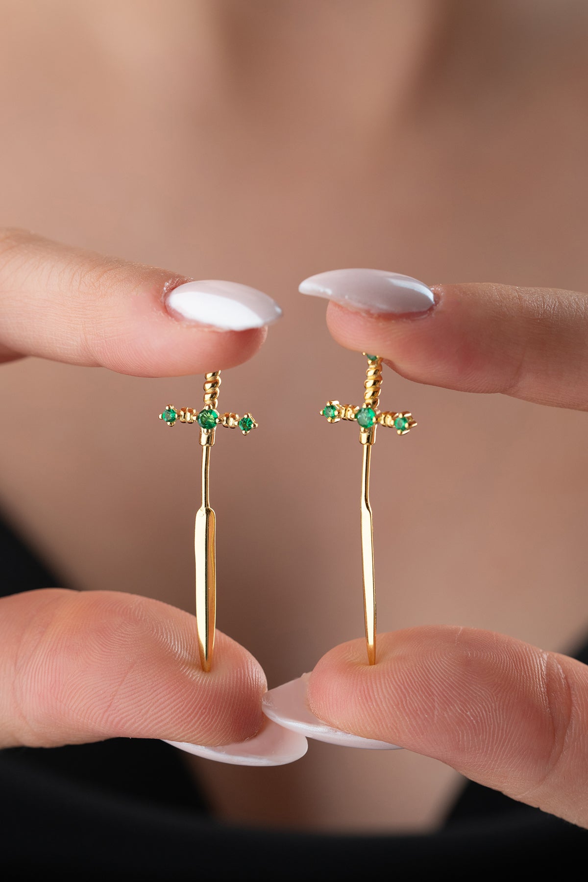 Boucle d'oreille d'épée en pierre verte - design minimaliste