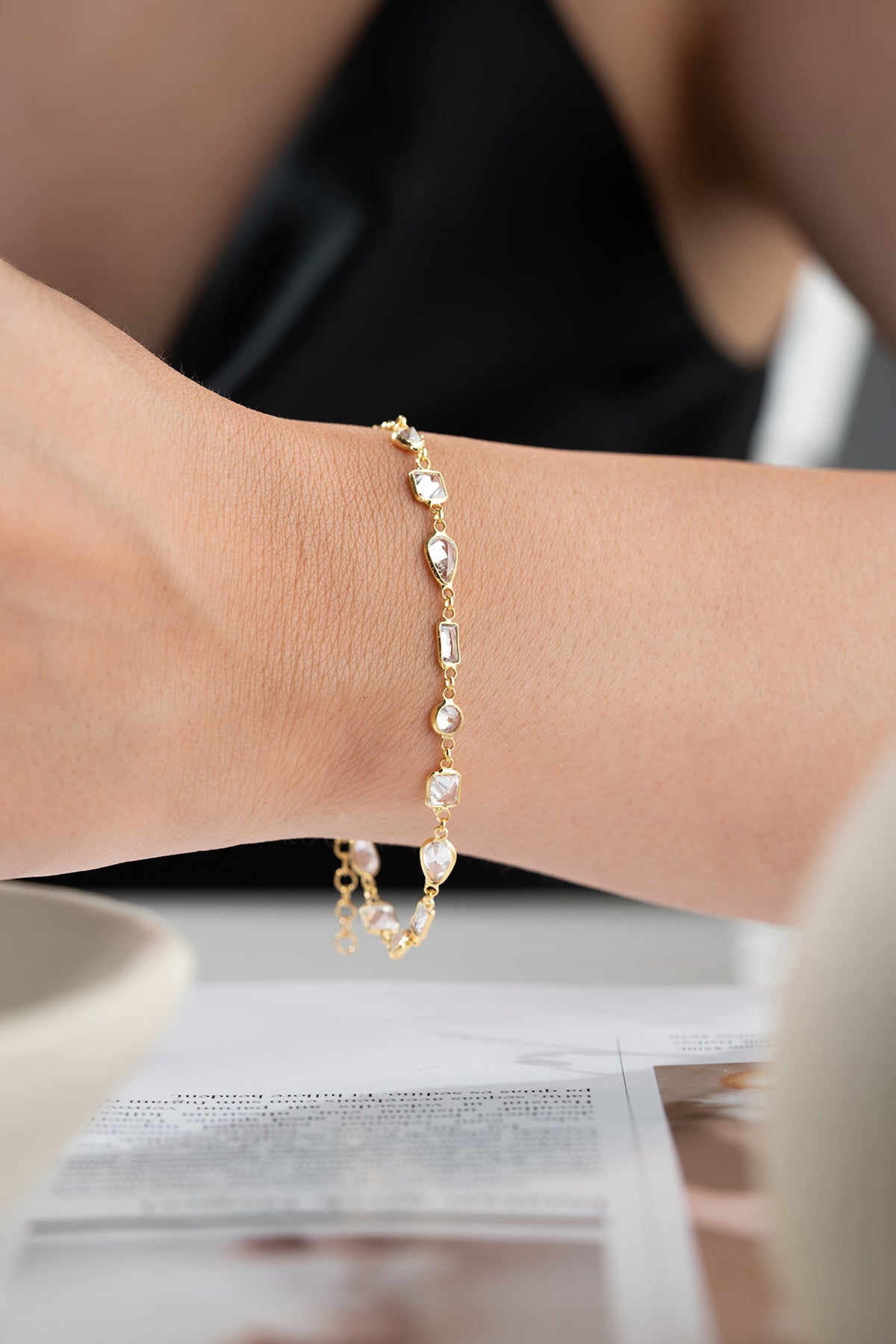 Bracelet doré avec des pierres géométriques