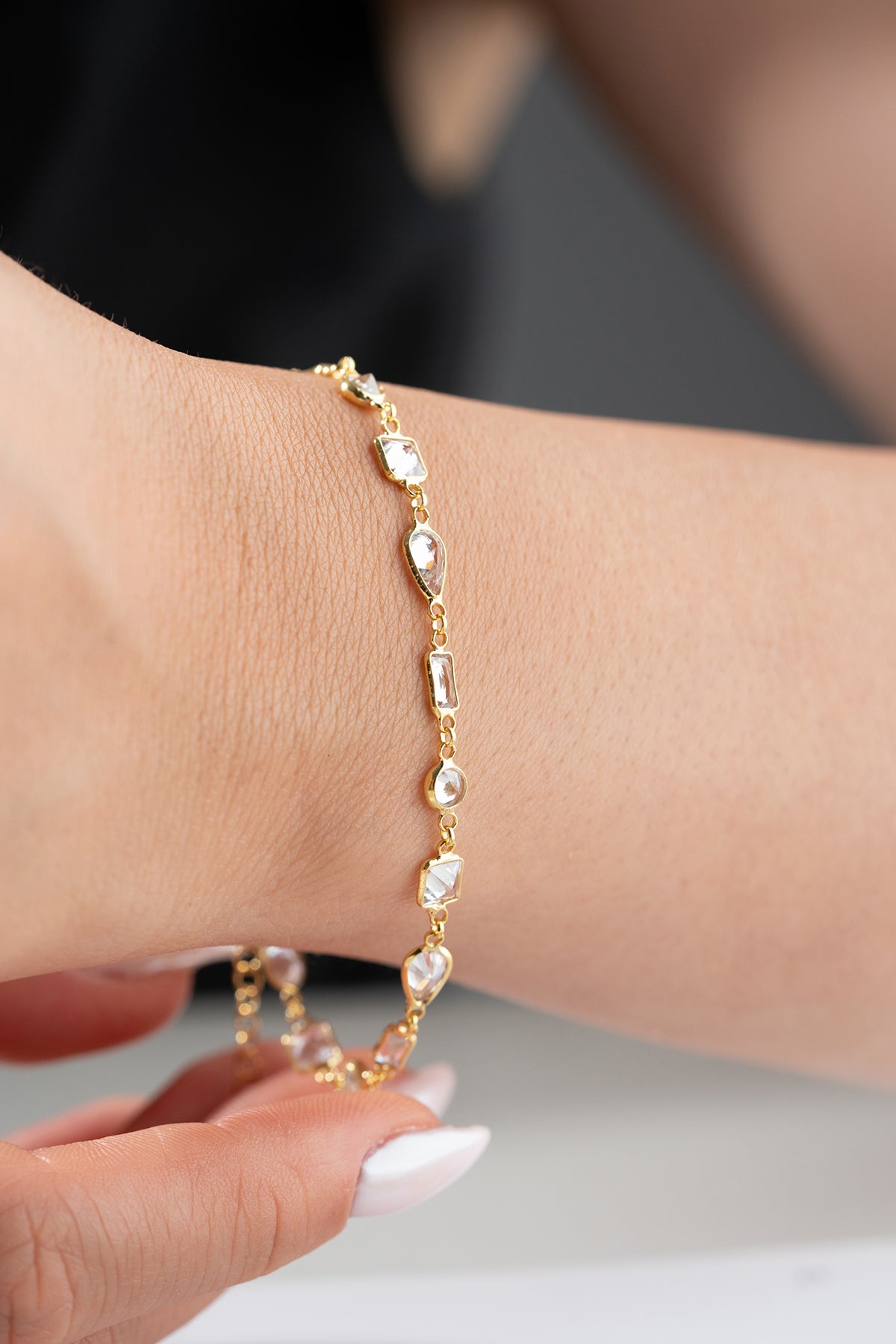 Bracelet doré avec des pierres géométriques