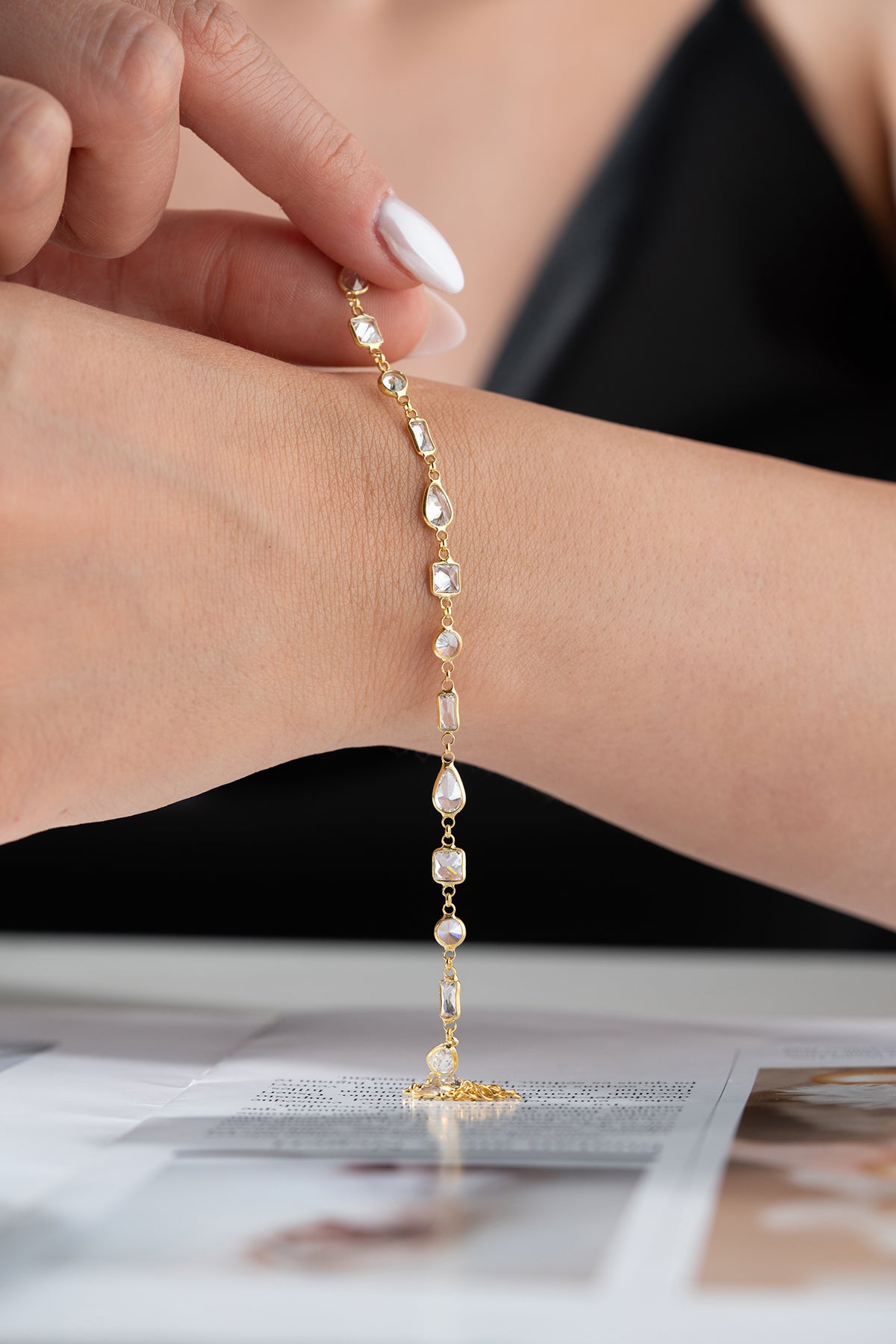 Bracelet doré avec des pierres géométriques