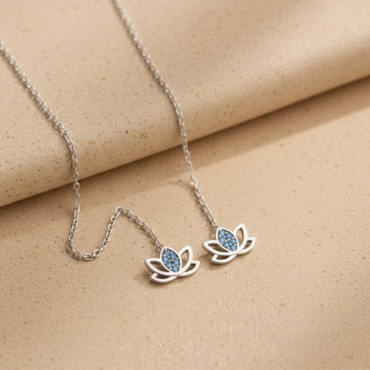 Minimalistische Lotus Doortrekoorbellen met Blauwe Steentjes | 925 Zilver